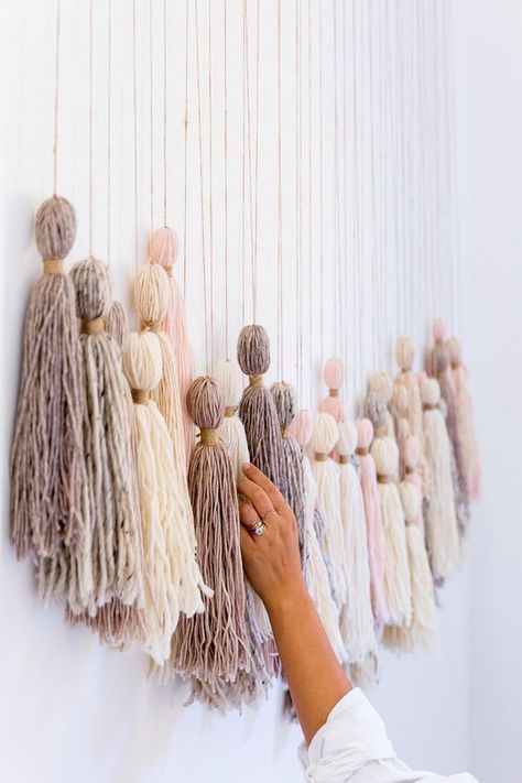 Guirnalda de borlas DIY Kerajinan Diy, Tassel Wall Hang, Tassel Wall, Diy Dekor, Yarn Wall Art, Diy Wand, Diy Tassel, Diy Simple, Pom Pom Garland