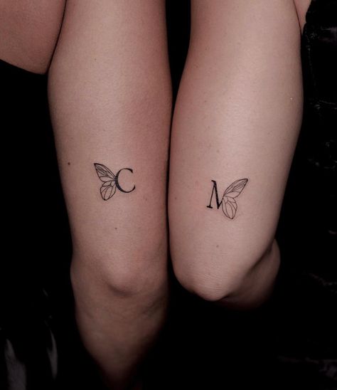 Twin Matching Tattoos, Opposite Tattoos Matching, Mutterschaft Tattoos, Small Friendship Tattoos, Zwilling Tattoo, Pair Tattoos, Friend Tattoos Small, Matching Bff Tattoos, Bestie Tattoos