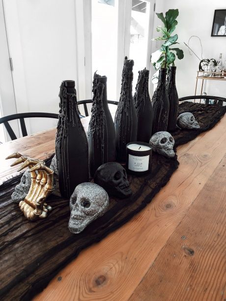 Creepy But Chic Halloween Decor Decoration Haloween, Läskig Halloween, Chic Halloween Decor, Cocktail Party Decor, Table Halloween, Halloween Decor Diy, Halloween Fest, Chic Halloween, Diy Halloween Decor