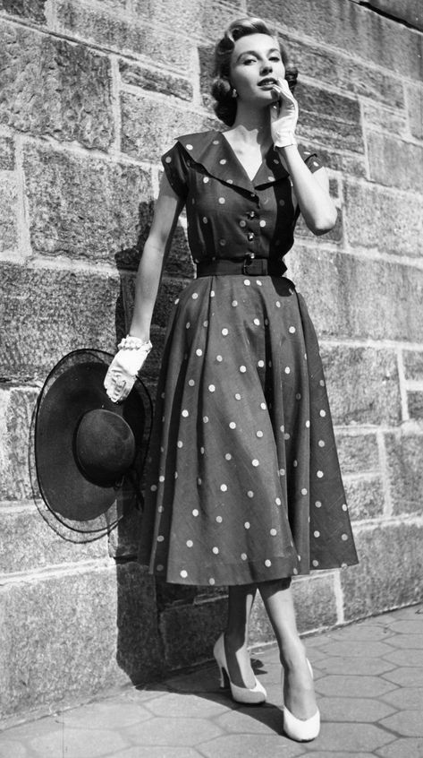 1950s Fashion Photos and Trends - Fashion Trends From The 50s #FashionTrendsDresses 1950s Dresses, 60s Fashion Trends, 50’s Fashion, Istoria Modei, Jacques Fath, Model Citizen, Mode Retro, Fashion 50s, Dresses 1950s