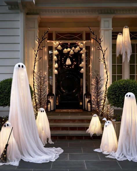 Porche Halloween, Pottery Barn Halloween, Casa Halloween, Halloween Outside, Holiday Decor Halloween, Ghost Lights, Halloween Front Porch Decor, Halloween Front Porch, Ghost Decoration