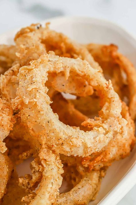 Onion Rings Recipe Easy, Fried Onion Rings Recipe, Appetizer Thanksgiving, Fried Onion Rings, Homemade Onion Rings, Onion Rings Recipe, Grandbaby Cakes, Blooming Onion, Buttermilk Recipes