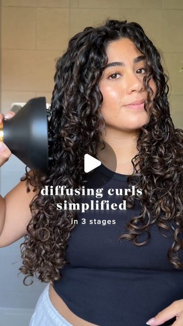 Keisha Kira on Instagram: "an easy routine to diffuse your curls 🩷 I always alwayyyys get questions on diffusing curls and I know sometimes it can seem like so many steps!! So I tried to break it down into 3 simple stages 🩷🩷 AD 💞using my @bellisima.uk diffon supreme - KEISH15 for 15% off 💞 1 - ROOTS 🩷 you gotta dry these first because wet roots = flat top - weighed down curls because the water will add weight up there and cause your curls to stick to your scalp 💜 high heat high speed here with the @belissima.uk diff on supreme 2- LENGTHS 🩷 ok now we can customise WANT DEFINITION? 🩷 when 50% dry apply mousse to lengths to smooth any frizz 💜 hover diffuse (hover the hair dryer over your curls without touching them to minimise disrupting the curl pattern and reduce frizz) WANT VOLUM Curls With Diffuser, Curly Hairstyle Down, How To Use Hair Diffuser, Hair Dryer For Curly Hair, Defuse Hair Curls, Curly Hair Routine Without Diffuser, Diffuse Hair Curls, How To Diffuse Curly Hair Without Frizz, How To Make Curls Without Heat