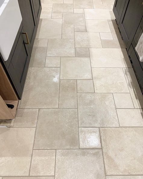 Vinyl Tile Flooring Kitchen, Kitchen Flooring Trends, Kitchen Floor Tile Design, Farmhouse Kitchen Flooring, Modern Kitchen Flooring, Kitchen Flooring Ideas, Best Flooring For Kitchen, Floor Tiles Design, Flooring Kitchen