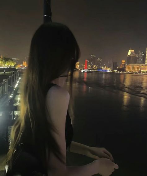 #night #aesthetic #ulzzang #city #citylights #faceless Tifa Ff7 Remake, Kore Ulzzang, Korean Picture, Korean Photo, Girls With Black Hair, 사진 촬영 포즈, Travel Pictures Poses, Dark Grunge, Universal Language