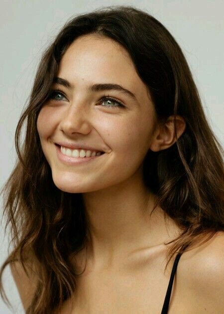 Brown hair green eyes Green Hair, Amelia Zadro, Brown Hair Green Eyes, Female Character Inspiration, Skin Care Routine Steps, Fresh Face, 영감을 주는 캐릭터, 인물 사진, Fotografi Potret