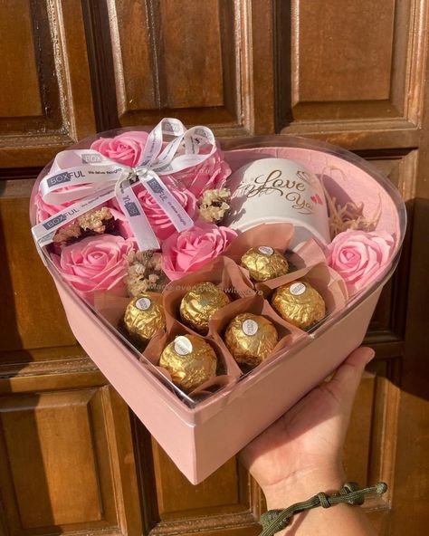 Flower And Gift Boxes, Diy Small Mothers Day Gifts, Mom Gifts Ideas Diy, Flowers And Chocolate Gift, Mother Days Gift Ideas, Mothers Day Bouquet Ideas, Chocolate Gift Basket Ideas, Mother’s Day Decoration Ideas, Valentine Dress For Women