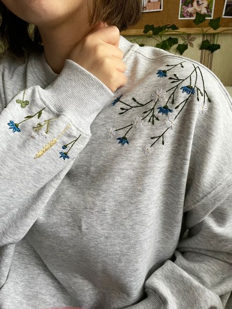 #embroidery #embroideryart #handembroiderypatterns #embroiderypattern Embroidery Designs On Sweaters, Simple Embroidery Designs Sweatshirt, T Shirt Stitching Ideas, Embroidery Designs For T Shirts, Sweatshirt Sleeve Embroidery, Embroidery On Sweaters Diy, Sweatshirt Hand Embroidery, Sweater Embroidery Diy, Sweater Embroidery Ideas