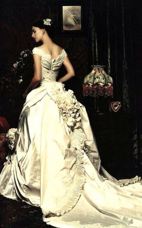 Photo Vintage Weddings, White Couture, Fairy Tail Wedding, Baroque Wedding, Wedding Dresses Taffeta, Cathedral Wedding, Wedding Dress Boutiques, Party Attire, Royal Brides