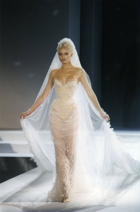 90s Bridal Runway, Populaire Outfits, Couture Wedding Gowns, Thierry Mugler, Wedding Dress Couture, Couture Wedding, Naomi Campbell, Bridal Couture, Wedding Looks