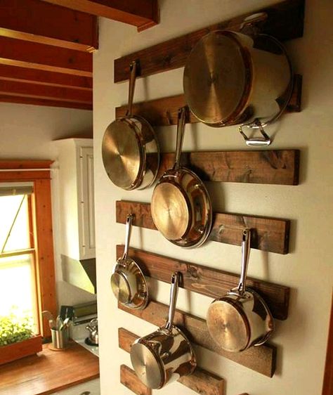 Creative ideas in crafts and upcycled, innovative, repurposed art and home decor. Dapur Rustic, Organiser Cucina, Kitchen Wall Storage, Pan Storage, Kabinet Dapur, Diy Casa, Ideas Para Organizar, Cabinet Storage, Pot Rack