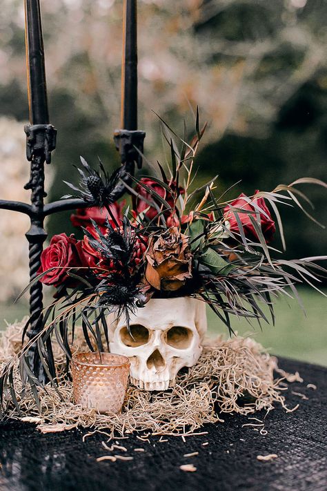 Skeleton Party for Halloween - Halloween Party Themes Diy Gothic Centerpieces, Goth Halloween Party Decor, Halloween Table Themes, Goth Wedding Shower Ideas, Halloween Inspired Wedding Decor, Spooky Wedding Decorations, Halloween Chiara Backdrop, Skeleton Wedding Decorations, Skeleton Floral Decor