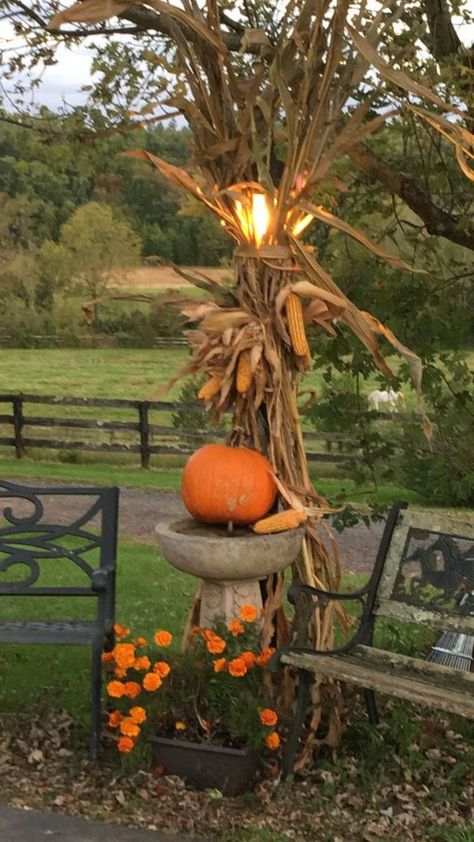 Outside Fall Decorations, Fall Yard Decor, Home Decor Ideas Kitchen, Table Halloween, Fall Front Porch Decor, Wallpaper Home Decor, Fall Thanksgiving Decor, Fall Deco, Autumn Decorating