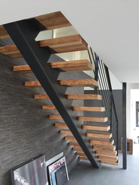 Stairrailings Modern, Home Stairs Design Modern, Stair Case Ideas, Modern Stairs Design, Classic Staircase, Steel Stairs Design, Stair Design Architecture, Space Saving Staircase, Black Living Room Decor