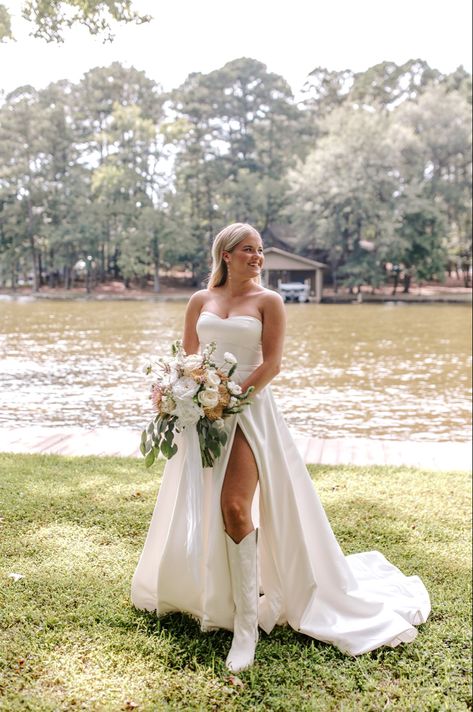 Wedding Dress With Cowgirl Hat, Short Wedding Dress Western, Cowgirl Wedding Dress With Boots Country, Wedding Dresses Cowgirl, Cowboy Boots Under Wedding Dress, White Cowgirl Wedding Boots, Wedding Dress And Boots Country, Wedding Dress For Country Wedding, Wedding Dresses With Boots Country