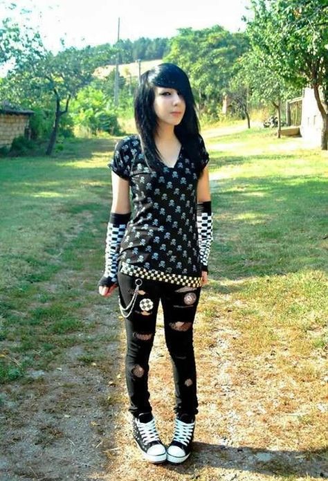 Emo Outfits Ideas, Emo Girl 2000s, What Is Emo, Scene Girl Outfits, Emo Night, Emo Girl Outfit, Scene Emo Outfits, Fete Emo, Stil Emo