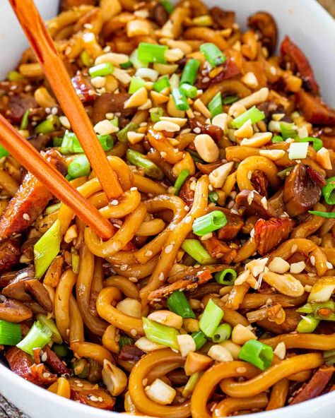 Asian Style Udon Noodles with Pork and Mushrooms - a super quick and incredibly easy udon noodle dish with pork, mushrooms and a fiery sriracha sauce. Ready in 20 minutes tops! #asian #udonnoodles #udon #recipe #pork #mushrooms Chicken Udon Noodle Recipe, Asian Noodles Sauce, Easy Udon, Pork And Mushrooms, Udon Noodle Recipe, Pork Udon, Chicken Udon Noodles, Chicken Udon, Udon Noodles Recipe