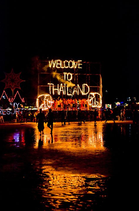 No-one throws a beach party quite like Thailand, and if you’re thinking about heading to Asia and define yourself as “young”, you’ll probably want to plan your trip to coincide with the full moon. Pattaya, Full Moon Party Thailand, Full Moon Party, Bangkok City, Moon Party, Koh Phangan, Service Trip, Free Hotel, Travel Agency