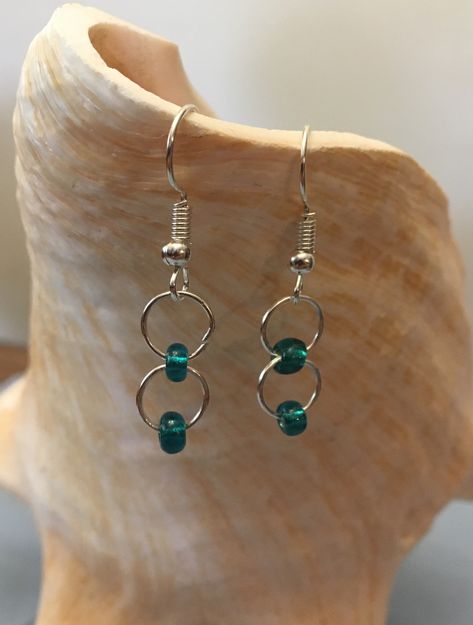 Simple Bead Earrings Diy, Funky Jewelry Earrings, Earings Ideas Handmade, Handmade Earing Design, Homemade Earrings Ideas Diy Jewelry, Homemade Bead Earrings, Ear Rings Handmade, Diy Silver Earrings, Jewellery Ideas Handmade