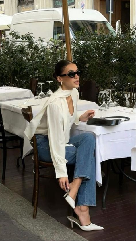 Casual Elegant Style Women Classy, Classic Elegance Aesthetic, Green Christmas Party Outfit, Elegant Women Poses, Elegant Monochrome Outfit, Elegant Outfits With Jeans, Casual Elegance Aesthetic, Classy Beach Aesthetic, Work Summer Outfits Women