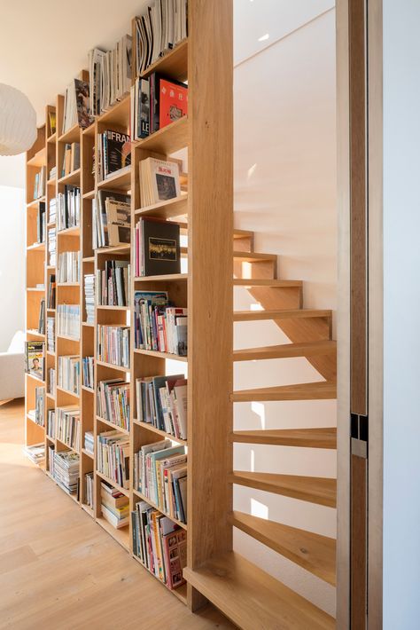 Home Libraries, Scale Loft, سلالم حلزونية, Asma Kat, Loft Stairs, Interior Design Per La Casa, Attic Renovation, Loft Room, Attic Rooms