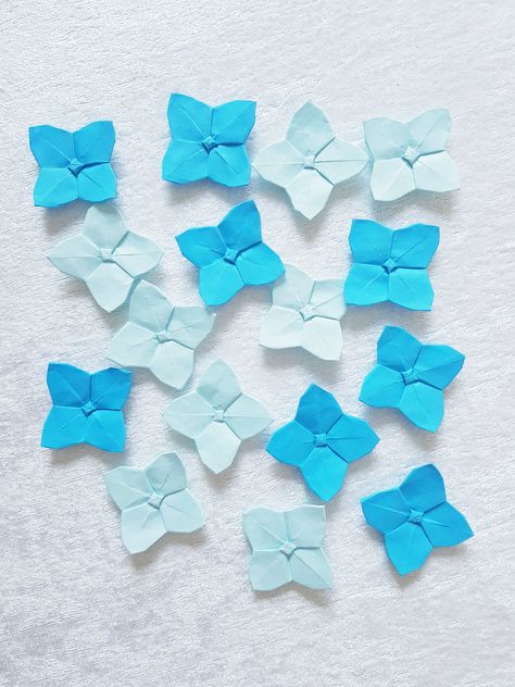 Origami Hydrangea Tutorial, Origami Vines, Origami Leaf Tutorial, Origami Square Paper, Oragami Flowers Easy, Origami Bluebell, Paper Hydrangea Diy, Small Origami Flowers, Hydrangea Origami