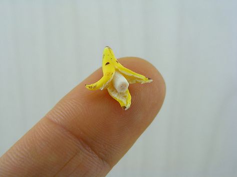 peeled mini banana ++ shay aaron Mizuhara Kiko, Mini Bananas, Mini Toys, Food Sculpture, Small Banana, Tiny World, Tiny Food, Food Jewelry, Mini Things