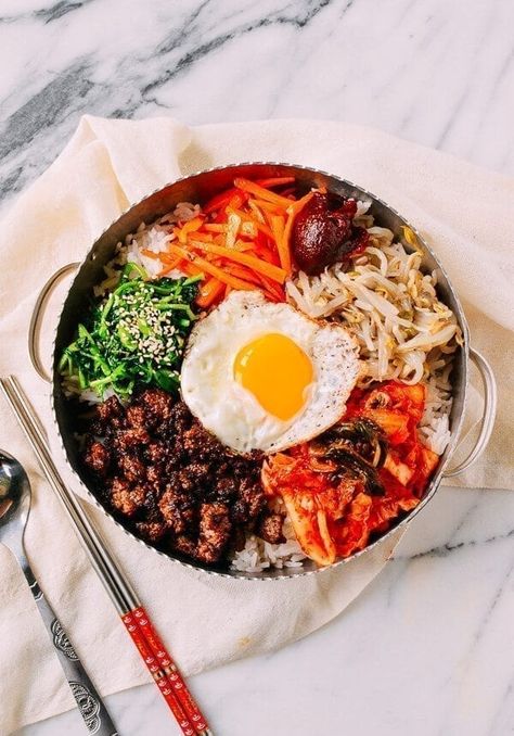 Easy Korean Beef Bibimbap Recipe - The Woks of Life Beef Bibimbap Recipe, Beef Bibimbap, Koreansk Mad, Bibimbap Recipe, Cooking Rice, Cibo Asiatico, Pasti Sani, Korean Dishes, Bulgogi