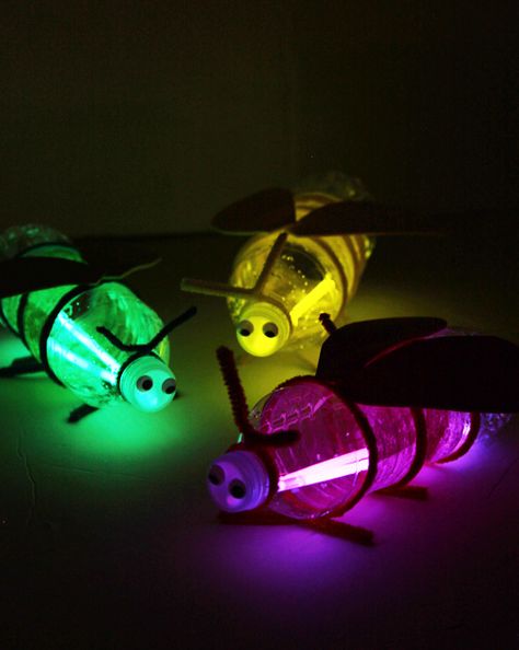 Turn plastic bottles into fireflies with glow sticks! This would be such a fun kids craft for camping! Fireflies Craft, Maluchy Montessori, Fun Diy Craft Projects, Insect Crafts, Summer Crafts For Kids, Spring Crafts For Kids, Pop Bottles, Craft Projects For Kids, Camping Crafts