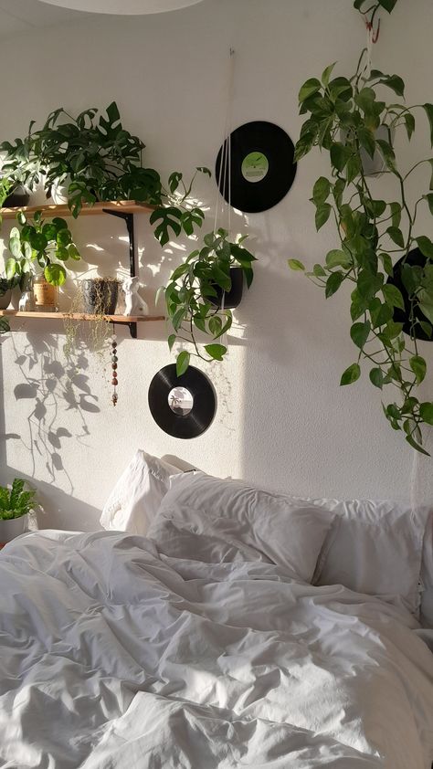 Cozy bedroom Room Cottage Core Aesthetic, Bedroom Plant Theme, Green Room Vibes, Plant Core Room, Plant Vibe Bedroom, Forest Aesthetic Bedroom Ideas, Green Vibe Bedroom, Green Theme Room Bedrooms, Aesthetic Room Decor Plants