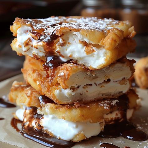 Deep Fried S'mores Essen, Fried Marshmallow Pie, Deep Fried Smores Recipes, S’mores Bread, Deep Fried Smores, S'mores Recipes, Deep Fried Marshmallows, Smores Dessert Ideas, S’mores Dessert