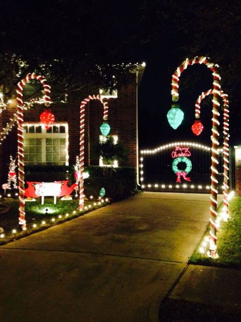 Walk Through Christmas Display, Candy Cane House Outdoor, Candy Cane Lane Decorations Outdoor, Christmas Wonderland Outdoor, Christmas Driveway, Christmas Hayride, Christmas Yard Displays, Outdoor Christmas Lights Diy, Easy Outdoor Christmas Decorations