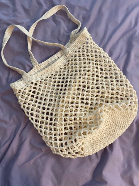 Aesthetic Crochet Bags Free Patterns, Crochet Bag Market, Mesh Market Bag Crochet, Crochet Mesh Market Bag, Crochet Mesh Ideas, Crochet Mesh Beach Bag, Crochet Aesthetic Ideas Clothes, Crochet Bag Ideas Inspiration, Net Crochet Bag