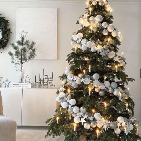 Christmas Decor Trends, Neutral Christmas Decor, Christmas Tree Decorating Themes, Creative Christmas Trees, Christmas Themes Decorations, Christmas Decorations Living Room, Flocked Christmas Trees, Cool Christmas Trees, Rustic Christmas Tree