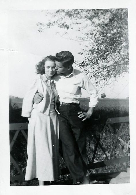 1940s 40s Mode, Couples Vintage, Old Fashioned Love, Mode Retro, Vintage Couples, Owl City, Vintage Romance, Photo Vintage, Foto Vintage