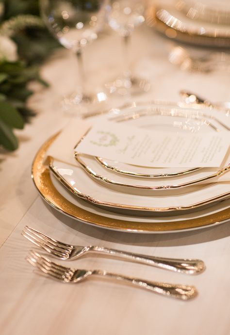 Royal Place Setting, White Gold Rimmed Plates, Cream Plates Table Setting, Ivory Party Decorations, White And Gold Plates Table Setting, Wedding China Place Settings, White Plates Table Setting, Gold Dinner Table, Gold Table Set