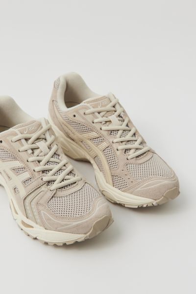 Cute Asics Shoes, Beige Running Shoes, Asics Women Outfit, Neutral Sneakers Women, Essential Shoes For Women, Runners Outfit, Nude Outfits, Asics Gel Kayano, Asics Women Gel