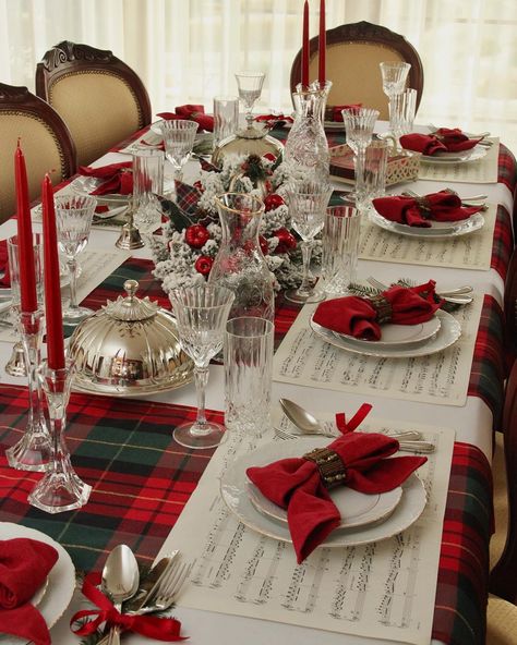 Christmas Dining Table, Red Christmas Decor, Deco Table Noel, Christmas Dinner Table, Christmas Table Centerpieces, Christmas Place, Gold Christmas Decorations, White Christmas Decor, Indoor Christmas Decorations