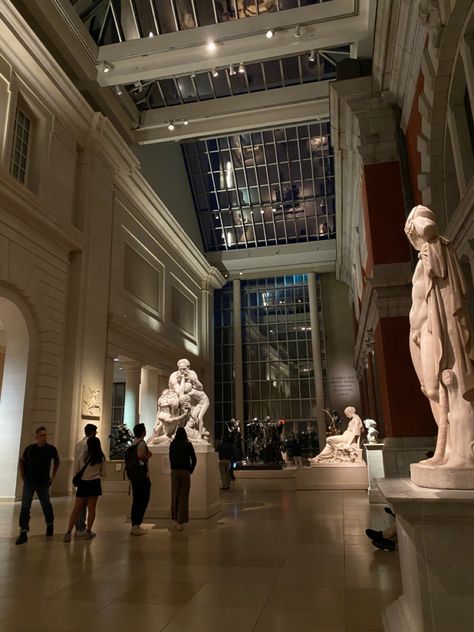 Met museum, date nigh ideas #metmuseum #nyc Met Museum Fashion, The Met Museum Picture Ideas, Met Aesthetic Museum, Met Museum Nyc Outfit, The Met Museum Aesthetic, Museum At Night, Bakery Building, Nyc Art Museums, Nyc Date