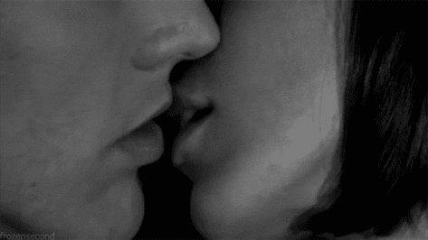 Josh and Jordan- first kiss Tyler Posey, How To Kiss Someone, Calin Gif, Steam Artwork, Lip Kiss, Good Kisser, Kissing Lips, Kissing Gif, Love And Lust