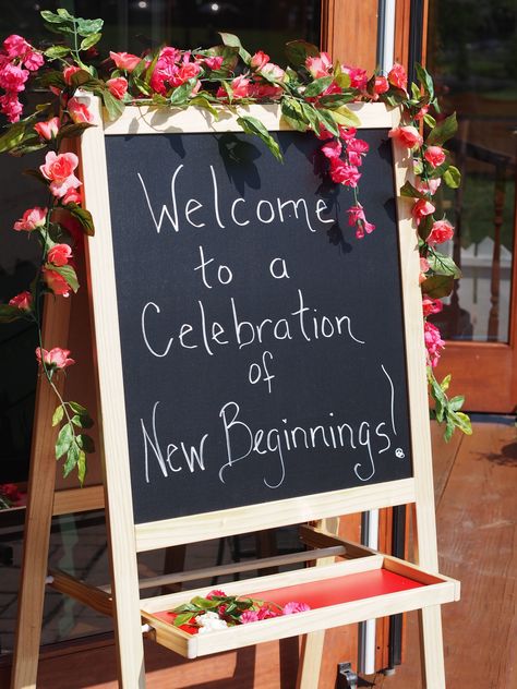 Chalkboard with floral garland - "Celebration of New Beginnings". I positive spin on a retirement party. Farewell Celebration, Housewarming Party Themes, Moving Away Parties, Retirement Party Centerpieces, Farewell Party Decorations, Farewell Decorations, Housewarming Party Decorations, Leaving Party, Freshers Party