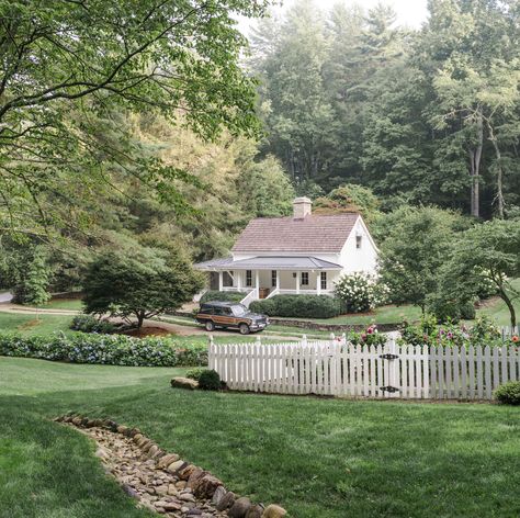 Nestled in the mountains of Appalachia, this petite lake-town retreat is a living testament to “less house, more home.” Drømme Liv, Beautiful Scenes, Dream Cottage, White Cottage, Cute House, Farmhouse Homes, Dream House Exterior, Pretty House, Small Home