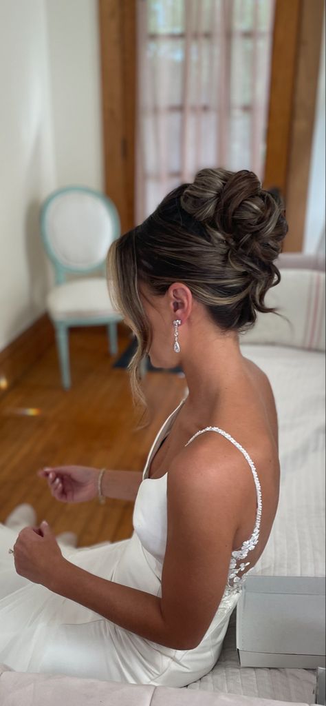 French twist updo inspired by Kim k met gala look from 2023. Wedding updo Hair Updo Wedding Bride, Brides Updo Hairstyles With Veil, Updo Hairstyles Bridal, Kim Kardashian Met Gala Hair, Bride Hair Inspiration, Elegant Bun Updo, Hair Updos Wedding Bride, Hair Up Bridal Styles, Hair Up Bridal