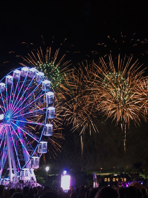 Funfair Aesthetic, Farris Wheel, Firework Show, Carnival Lights, Fair Rides, Ferris Wheels, Happy Birthday America, Tokyo Night, Fireworks Show