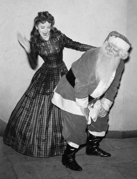 Laps from Hell: 34 Creepy Santas 21 Natal, Ida Lupino, Santa Claus Photos, Christmas Pictures Vintage, Funny Christmas Pictures, Vintage Christmas Photos, Weird Vintage, Glamour Vintage, Creepy Christmas