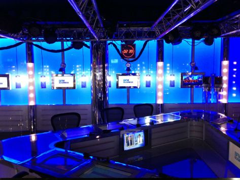 Plateau TV "BFM Business" - Intégration d'éclairages LED et installation d'habillages muraux en PMMA diffusant Paris, Plateau Tv, Tv Musical, Victorious, Bench, Led, Tv