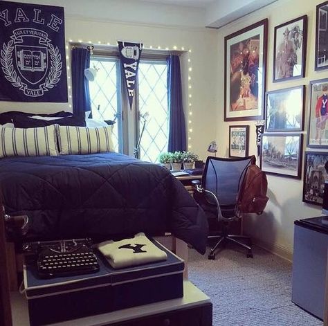 20 No-Fuss Dorm Rooms for Guys - Raising Teens Today University Dorm Room, Room Ideas For Guys, Guy Dorm, Guy Dorm Rooms, Boys Dorm Room, Yale Blue, Preppy Dorm Room, Mens Room Decor, University Dorm