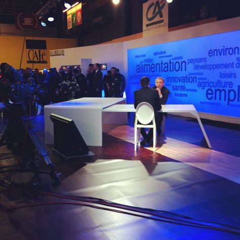 Sur le plateau de Terre d'Info TV, François Bayrou répond aux questions de la journaliste. Plateau Tv, Agriculture, Flatscreen Tv, Tv