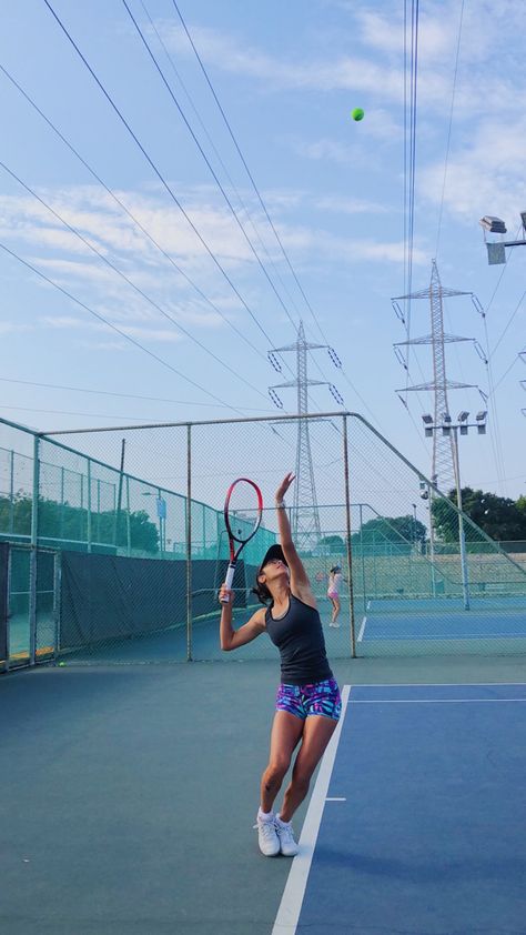 Tennis Girl Aesthetic, Tennis Court Photoshoot, Mode Tennis, Tennis Photoshoot, Tennis Lifestyle, College Tennis, Tennis Photography, Tennis Pictures, Tennis Serve