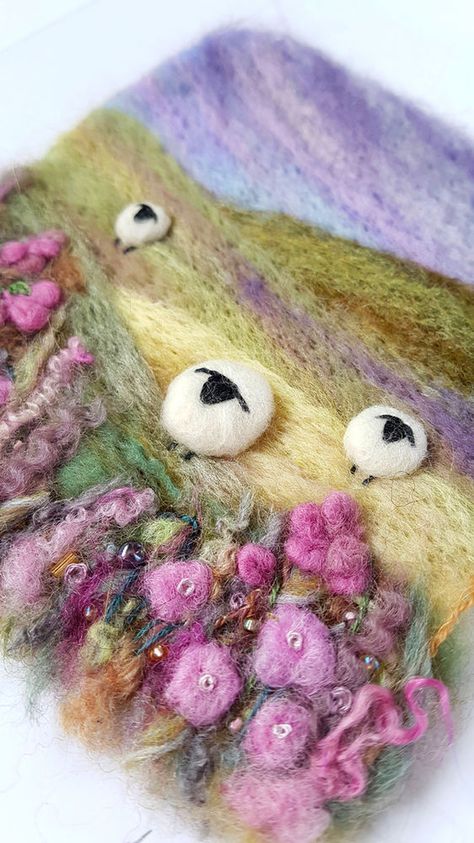 Felted Brooches, Tovad Ull, Needle Felting Tutorial, Wet Felting Projects, Needle Felting Diy, Wool Felt Projects, Felted Wool Crafts, Felt Pictures, Needle Felting Tutorials